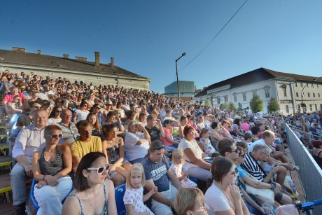 Táncok a világból - kedden is megtöltöttük a Zichy színpad előtti teret